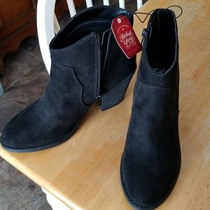 Woman's black ankle boots 8 1/2